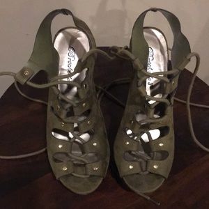 Breckelle’s military green pumps